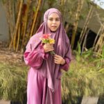 Saba Ibrahim Instagram - Mujhe manzoor hai tere naam ki tohmat.. Tumpe marte hain, Saaf kehte hain ❤️🤗 . . Abaya n khimar from - @sanashcollectionsbrand . . . #sabaibrahim#sabakakajahaan#abaya#abayastyle#khimar#latestabayadesign#modestclothing#mumbaiblogger#mumbai#trending#styleoftheday#instadaily#instagram#instafashion#love#shayari#peace#positivevibes