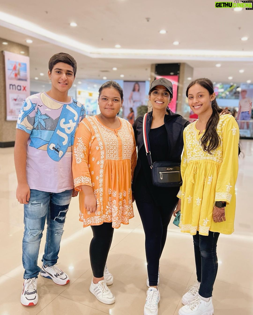 Saba Ibrahim Instagram - Had so much fun with our favourite @its_jamielever ❤️ Mere sath sath Riza Rehan aur Sara bhi apke fan ho gaye hain 🤗 . . . #sabaibrahim#sabakajahaan#jamielever#infinity2mall#bounce#mumbai#india#lifestyleblogger#influencer#weekendvibes#funday#ootd#positivevibes Infiniti Mall