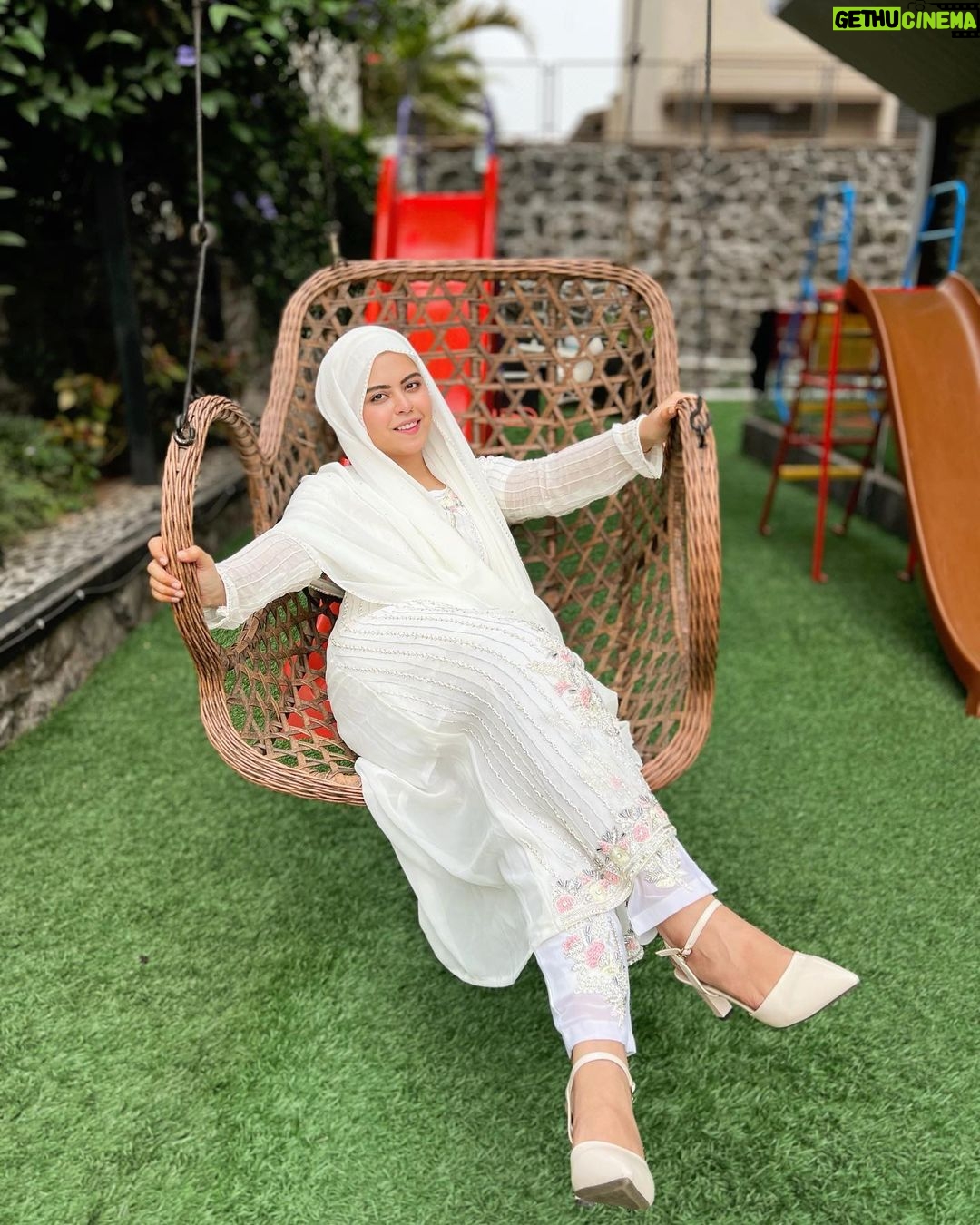 Saba Ibrahim Instagram - Ya Allah uska khayal rakhna.. Jiska har waqt mujhe khayal rehta hai.. đ¤â¤ď¸ . . Outfit - @asbaabofficial . . #sabaibrahim#sabakajahaan#peace#love#white#whiteoutfit#designeroutfit#mumbai#india#saba#designerdresses#ootd#outfitoftheday#indianinfluencer#mumbaiblogger