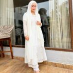 Saba Ibrahim Instagram - Ya Allah uska khayal rakhna.. Jiska har waqt mujhe khayal rehta hai.. 🤍❤️ . . Outfit - @asbaabofficial . . #sabaibrahim#sabakajahaan#peace#love#white#whiteoutfit#designeroutfit#mumbai#india#saba#designerdresses#ootd#outfitoftheday#indianinfluencer#mumbaiblogger