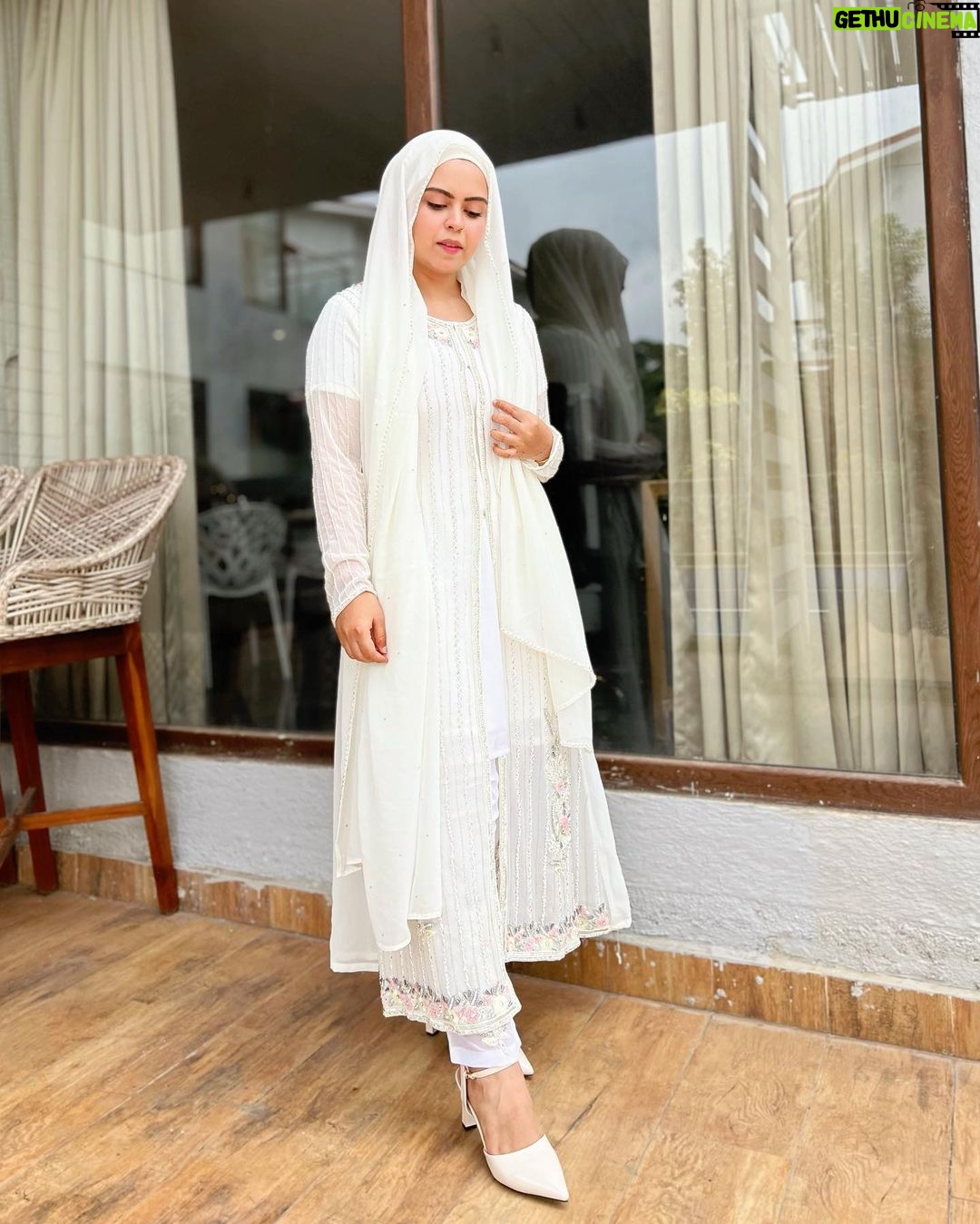 Saba Ibrahim Instagram - Ya Allah uska khayal rakhna.. Jiska har waqt mujhe khayal rehta hai.. đ¤â¤ď¸ . . Outfit - @asbaabofficial . . #sabaibrahim#sabakajahaan#peace#love#white#whiteoutfit#designeroutfit#mumbai#india#saba#designerdresses#ootd#outfitoftheday#indianinfluencer#mumbaiblogger