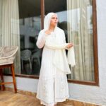 Saba Ibrahim Instagram - Ya Allah uska khayal rakhna.. Jiska har waqt mujhe khayal rehta hai.. 🤍❤️ . . Outfit - @asbaabofficial . . #sabaibrahim#sabakajahaan#peace#love#white#whiteoutfit#designeroutfit#mumbai#india#saba#designerdresses#ootd#outfitoftheday#indianinfluencer#mumbaiblogger