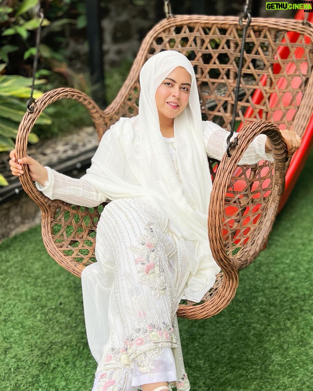 Saba Ibrahim Instagram - Ya Allah uska khayal rakhna.. Jiska har waqt mujhe khayal rehta hai.. đ¤â¤ď¸ . . Outfit - @asbaabofficial . . #sabaibrahim#sabakajahaan#peace#love#white#whiteoutfit#designeroutfit#mumbai#india#saba#designerdresses#ootd#outfitoftheday#indianinfluencer#mumbaiblogger