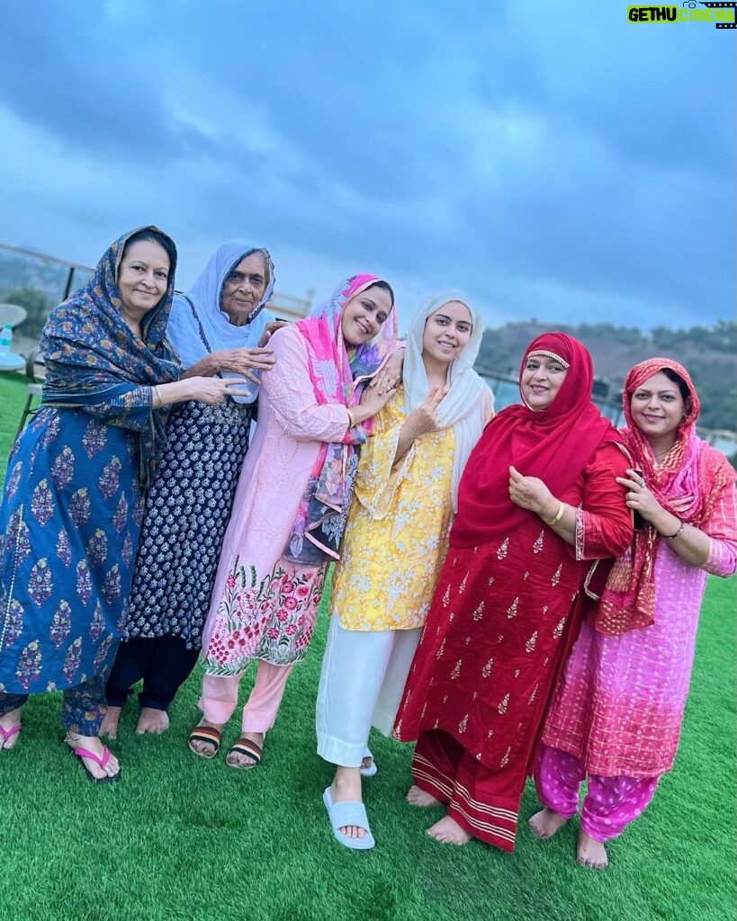 Saba Ibrahim Instagram - Happy time family time ❤️ Alhamdulilla.. Ma sha Allah.. . . . #sabaibrahim#sabakakajahaan#ibrahimfamily#familyvlogger#mumbai#india