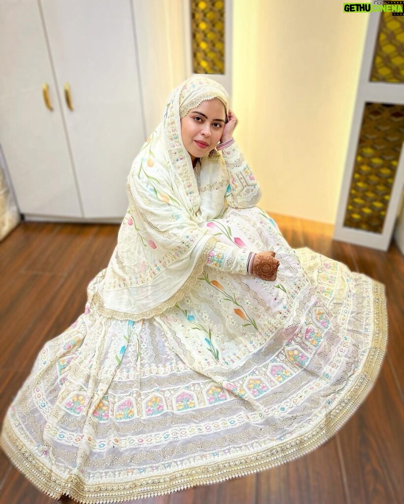 Saba Ibrahim Instagram - Khuda kare woh mile aur fasla na ho.. Phir uske baad bhichharne ko raasta na ho.. 🤲🏽🌸 . . (Eid day look 3 ) . . Fabric from - @bhagwancollections . . . #sabaibrahim#sabakajahaan#eidlook#eidmubarak#eidoutfit#mumbai#india#modestclothing#white#ivory#peace#love