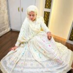 Saba Ibrahim Instagram - Khuda kare woh mile aur fasla na ho.. Phir uske baad bhichharne ko raasta na ho.. 🤲🏽🌸 . . (Eid day look 3 ) . . Fabric from - @bhagwancollections . . . #sabaibrahim#sabakajahaan#eidlook#eidmubarak#eidoutfit#mumbai#india#modestclothing#white#ivory#peace#love