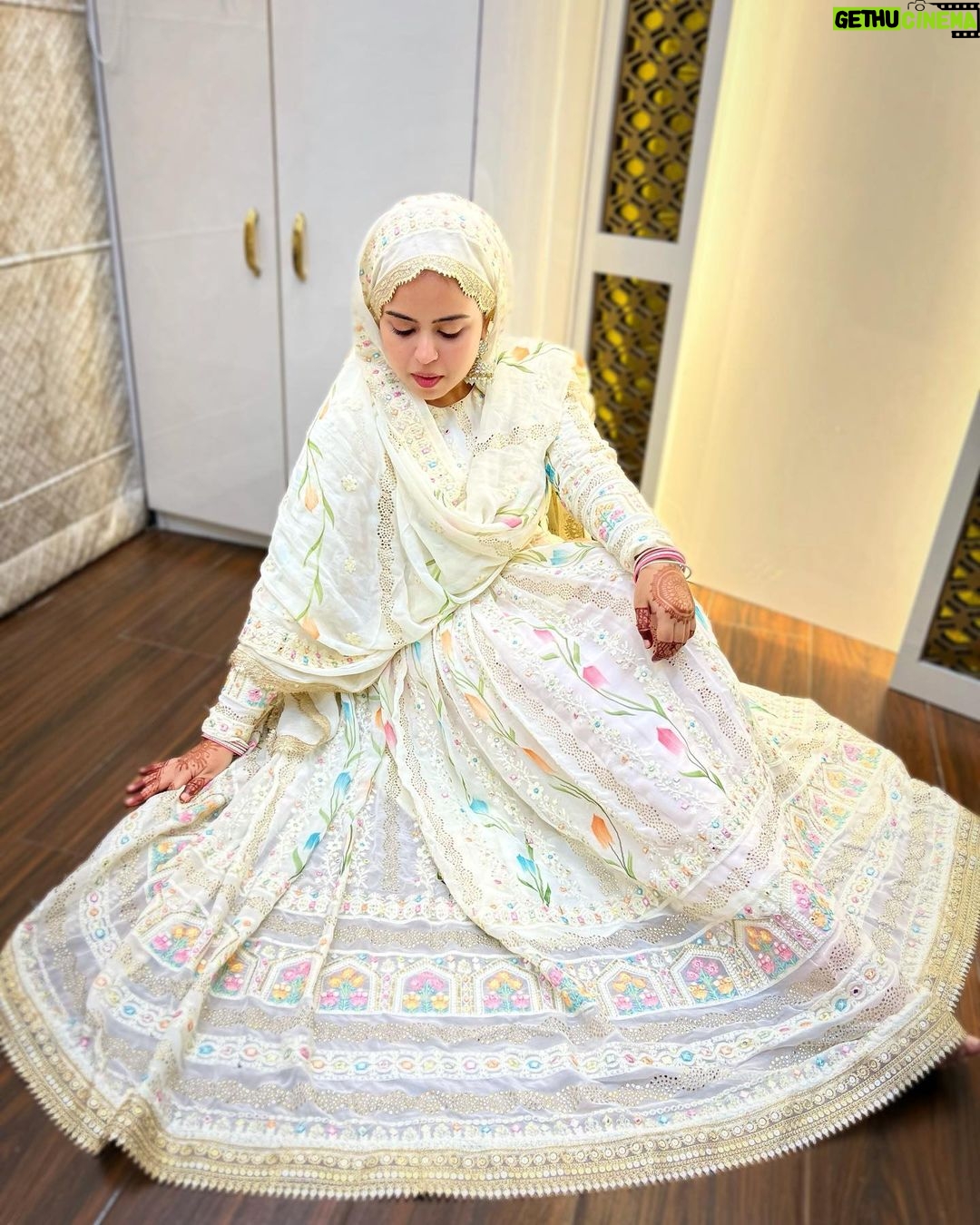 Saba Ibrahim Instagram - Khuda kare woh mile aur fasla na ho.. Phir uske baad bhichharne ko raasta na ho.. 🤲🏽🌸 . . (Eid day look 3 ) . . Fabric from - @bhagwancollections . . . #sabaibrahim#sabakajahaan#eidlook#eidmubarak#eidoutfit#mumbai#india#modestclothing#white#ivory#peace#love