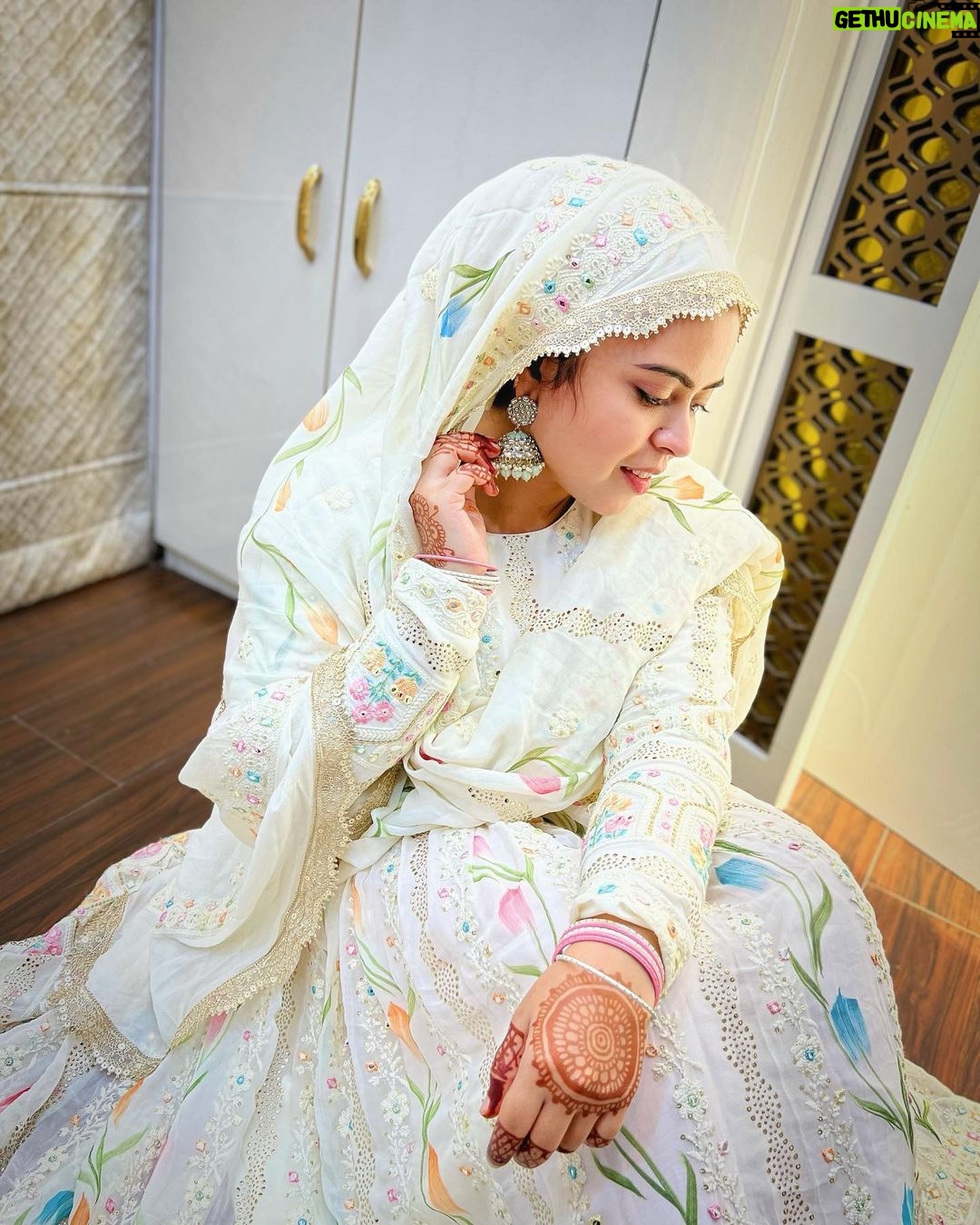 Saba Ibrahim Instagram - Khuda kare woh mile aur fasla na ho.. Phir uske baad bhichharne ko raasta na ho.. 🤲🏽🌸 . . (Eid day look 3 ) . . Fabric from - @bhagwancollections . . . #sabaibrahim#sabakajahaan#eidlook#eidmubarak#eidoutfit#mumbai#india#modestclothing#white#ivory#peace#love
