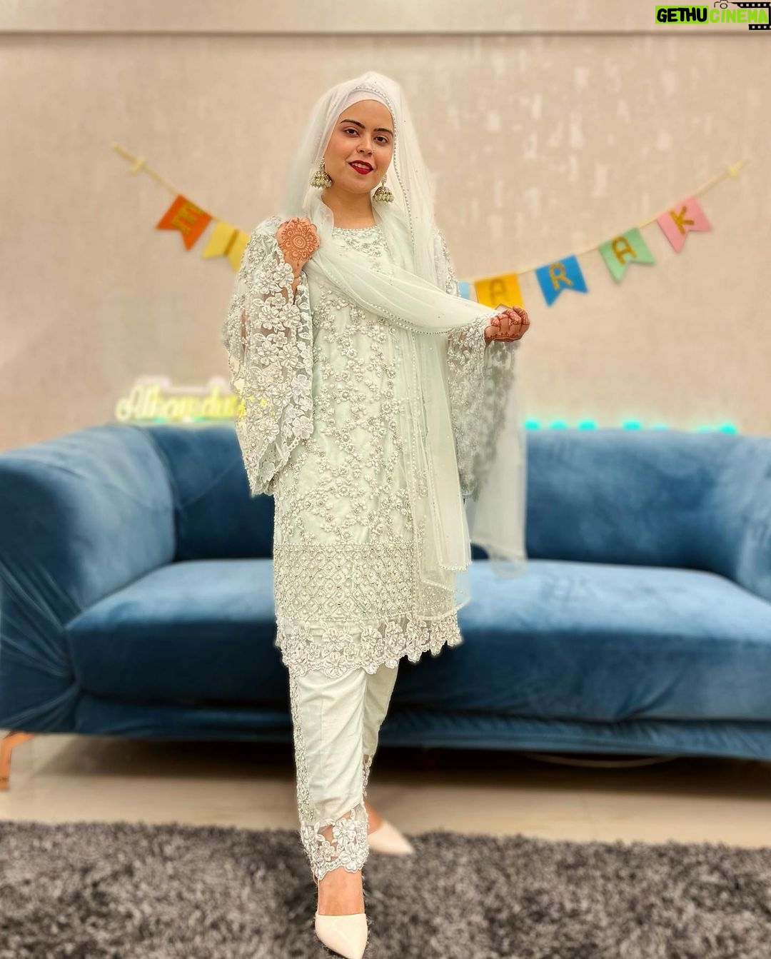 Saba Ibrahim Instagram - Khuda kare tumhe yeh eid raas aa jaye.. Tum jis ko chaaho tumhare paas aa jaye π€²π½β€οΈ . . Kaisi rahi eid aap sabki? EIDI milj ya nai? . . Wearing - @asbaabofficial π (They have beautiful collection) Asbaab by Madiha Farooq Store Location π: 18/144, Nehru Rd, Anand Nagar, Vakola, Santacruz East, Mumbai, Maharashtra . . #sabaibrahim#sabakajahaan#eidoutfit#eidlook#eidlookbook#designer#eidmubarak#eidcollection#eid2022#lookoftheday#ootd#eidootd#asbaab#weddingcollection