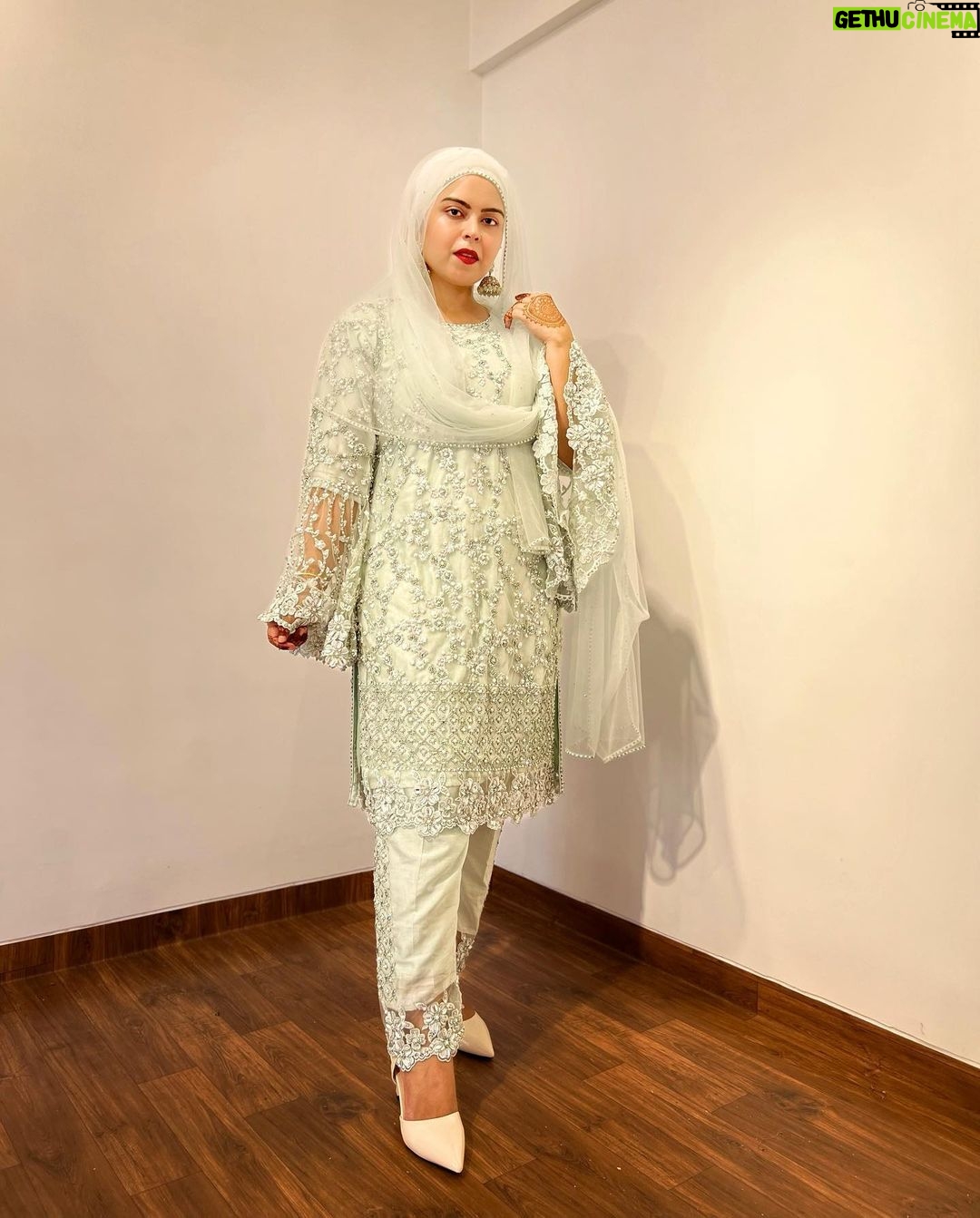 Saba Ibrahim Instagram - Khuda kare tumhe yeh eid raas aa jaye.. Tum jis ko chaaho tumhare paas aa jaye π€²π½β€οΈ . . Kaisi rahi eid aap sabki? EIDI milj ya nai? . . Wearing - @asbaabofficial π (They have beautiful collection) Asbaab by Madiha Farooq Store Location π: 18/144, Nehru Rd, Anand Nagar, Vakola, Santacruz East, Mumbai, Maharashtra . . #sabaibrahim#sabakajahaan#eidoutfit#eidlook#eidlookbook#designer#eidmubarak#eidcollection#eid2022#lookoftheday#ootd#eidootd#asbaab#weddingcollection