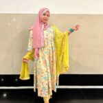 Saba Ibrahim Instagram - 🌸 Outfit - @lawn_suits_by_r_creation . . Hijab - @pardah_themodest . . #sabaibrahim#sabakajahaan #sabakhalid#outfitcollaboration