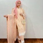 Saba Ibrahim Instagram - Mohobbat maani-o-alfaaz mein laayi nahi jaati.. Yeh wo naazuk haqeeqat hai jo samjhayi nahi jaati.. 🌸 . . . #eidoutfitinspo#eidinspo#sabaibrahim#sabakajahaan#lifestyleblogger#lifestyleinfluencer#mumbaiblogger#ramadankareem#ramadan2022#influencer#youtuber#ootd#lookoftheday