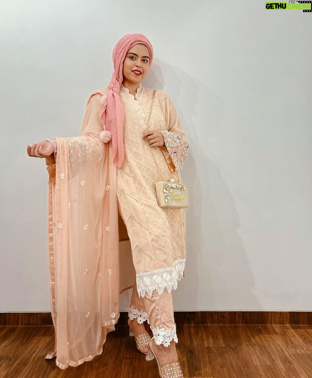 Saba Ibrahim Instagram - Mohobbat maani-o-alfaaz mein laayi nahi jaati.. Yeh wo naazuk haqeeqat hai jo samjhayi nahi jaati.. 🌸 . . . #eidoutfitinspo#eidinspo#sabaibrahim#sabakajahaan#lifestyleblogger#lifestyleinfluencer#mumbaiblogger#ramadankareem#ramadan2022#influencer#youtuber#ootd#lookoftheday