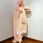 Saba Ibrahim Instagram - Mohobbat maani-o-alfaaz mein laayi nahi jaati.. Yeh wo naazuk haqeeqat hai jo samjhayi nahi jaati.. 🌸 . . . #eidoutfitinspo#eidinspo#sabaibrahim#sabakajahaan#lifestyleblogger#lifestyleinfluencer#mumbaiblogger#ramadankareem#ramadan2022#influencer#youtuber#ootd#lookoftheday