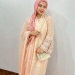 Saba Ibrahim Instagram - Mohobbat maani-o-alfaaz mein laayi nahi jaati.. Yeh wo naazuk haqeeqat hai jo samjhayi nahi jaati.. 🌸 . . . #eidoutfitinspo#eidinspo#sabaibrahim#sabakajahaan#lifestyleblogger#lifestyleinfluencer#mumbaiblogger#ramadankareem#ramadan2022#influencer#youtuber#ootd#lookoftheday