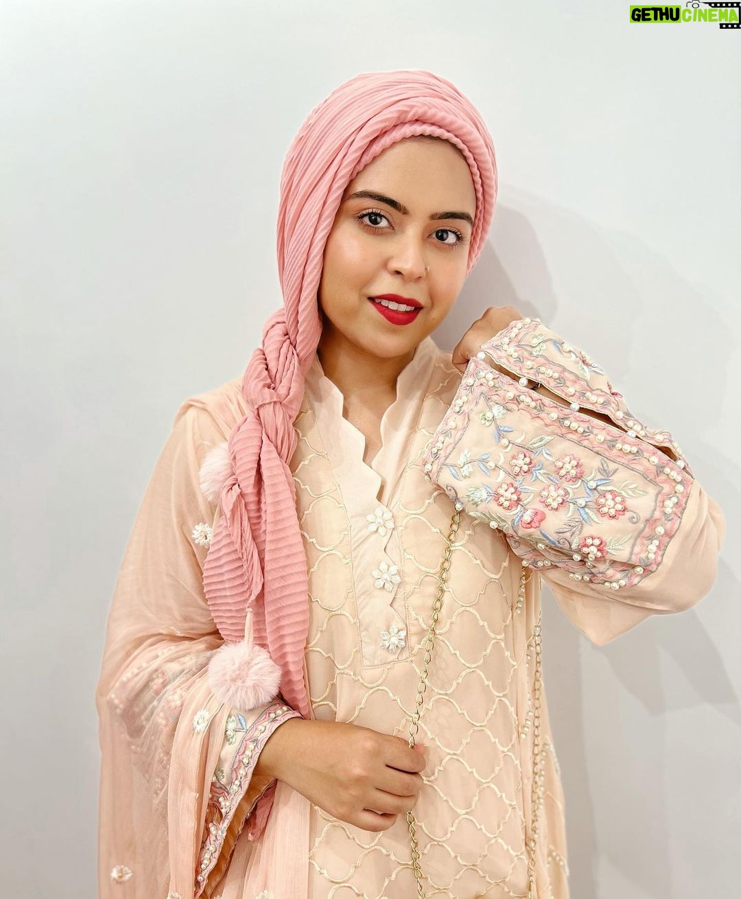 Saba Ibrahim Instagram - Mohobbat maani-o-alfaaz mein laayi nahi jaati.. Yeh wo naazuk haqeeqat hai jo samjhayi nahi jaati.. 🌸 . . . #eidoutfitinspo#eidinspo#sabaibrahim#sabakajahaan#lifestyleblogger#lifestyleinfluencer#mumbaiblogger#ramadankareem#ramadan2022#influencer#youtuber#ootd#lookoftheday