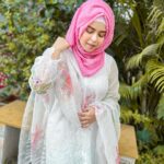 Saba Ibrahim Instagram - Jo tujhe dekhne se milta hai.. Sara masla usi “sukoon” ka hai 🌸 . . Beautiful outfit- @ranafashionindia 👗 . . . Edit - @parinda_pawan #sabaibrahim#sabakajahaan#whitesuit#ehiteoutfit#ramadanootd#ootd#outfit#ramadankareem#eidoutfit#eidinspo#eidlook#whitedress#trending#mumbaiblogger#influencer#india#love#peace