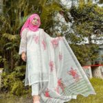 Saba Ibrahim Instagram – Jo tujhe dekhne se milta hai..
Sara masla usi “sukoon” ka hai 🌸
.
.
Beautiful outfit- @ranafashionindia 👗
.
.
.
Edit – @parinda_pawan 
#sabaibrahim#sabakajahaan#whitesuit#ehiteoutfit#ramadanootd#ootd#outfit#ramadankareem#eidoutfit#eidinspo#eidlook#whitedress#trending#mumbaiblogger#influencer#india#love#peace