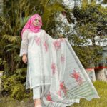 Saba Ibrahim Instagram - Jo tujhe dekhne se milta hai.. Sara masla usi “sukoon” ka hai 🌸 . . Beautiful outfit- @ranafashionindia 👗 . . . Edit - @parinda_pawan #sabaibrahim#sabakajahaan#whitesuit#ehiteoutfit#ramadanootd#ootd#outfit#ramadankareem#eidoutfit#eidinspo#eidlook#whitedress#trending#mumbaiblogger#influencer#india#love#peace