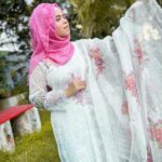 Saba Ibrahim Instagram - Jo tujhe dekhne se milta hai.. Sara masla usi “sukoon” ka hai 🌸 . . Beautiful outfit- @ranafashionindia 👗 . . . Edit - @parinda_pawan #sabaibrahim#sabakajahaan#whitesuit#ehiteoutfit#ramadanootd#ootd#outfit#ramadankareem#eidoutfit#eidinspo#eidlook#whitedress#trending#mumbaiblogger#influencer#india#love#peace