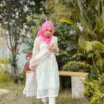 Saba Ibrahim Instagram - Jo tujhe dekhne se milta hai.. Sara masla usi “sukoon” ka hai 🌸 . . Beautiful outfit- @ranafashionindia 👗 . . . Edit - @parinda_pawan #sabaibrahim#sabakajahaan#whitesuit#ehiteoutfit#ramadanootd#ootd#outfit#ramadankareem#eidoutfit#eidinspo#eidlook#whitedress#trending#mumbaiblogger#influencer#india#love#peace