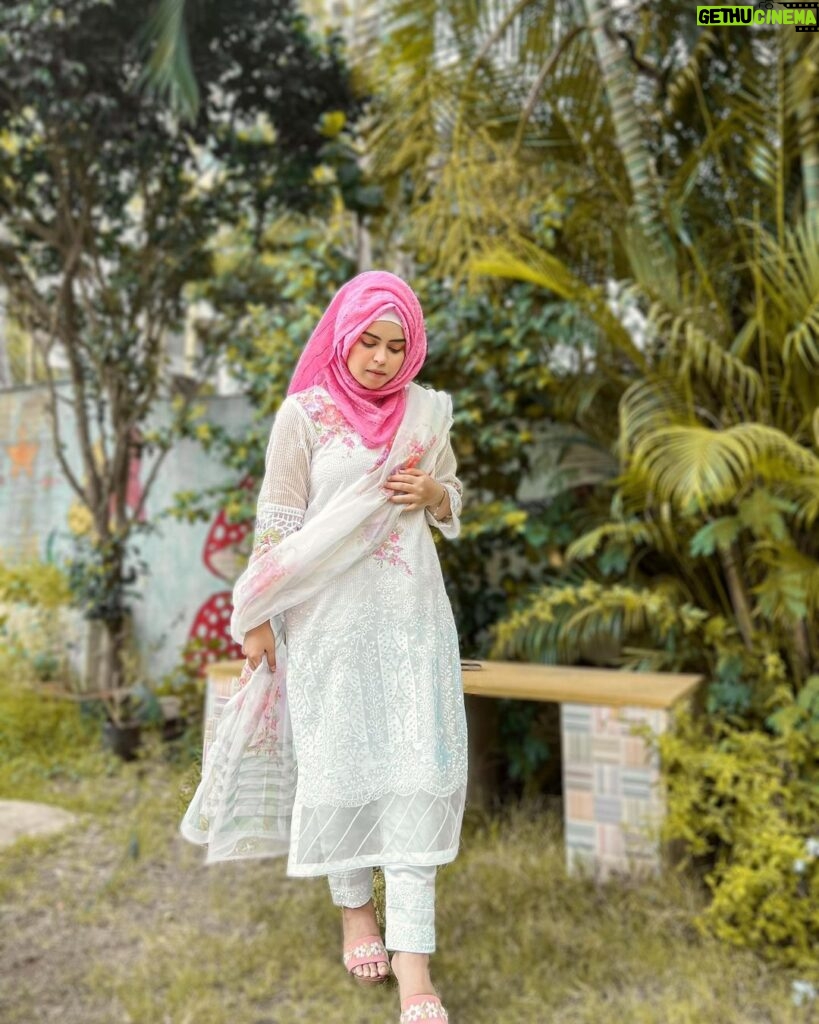 Saba Ibrahim Instagram - Jo tujhe dekhne se milta hai.. Sara masla usi “sukoon” ka hai 🌸 . . Beautiful outfit- @ranafashionindia 👗 . . . Edit - @parinda_pawan #sabaibrahim#sabakajahaan#whitesuit#ehiteoutfit#ramadanootd#ootd#outfit#ramadankareem#eidoutfit#eidinspo#eidlook#whitedress#trending#mumbaiblogger#influencer#india#love#peace