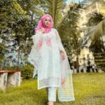 Saba Ibrahim Instagram - Jo tujhe dekhne se milta hai.. Sara masla usi “sukoon” ka hai 🌸 . . Beautiful outfit- @ranafashionindia 👗 . . . Edit - @parinda_pawan #sabaibrahim#sabakajahaan#whitesuit#ehiteoutfit#ramadanootd#ootd#outfit#ramadankareem#eidoutfit#eidinspo#eidlook#whitedress#trending#mumbaiblogger#influencer#india#love#peace