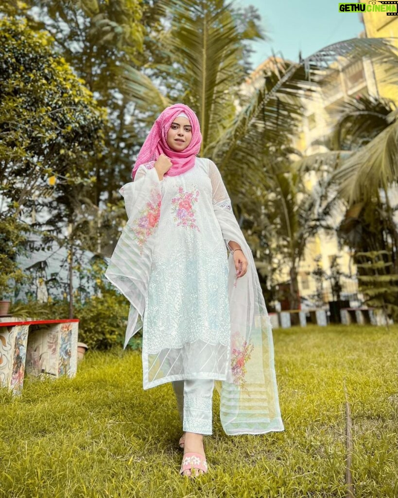 Saba Ibrahim Instagram - Jo tujhe dekhne se milta hai.. Sara masla usi “sukoon” ka hai 🌸 . . Beautiful outfit- @ranafashionindia 👗 . . . Edit - @parinda_pawan #sabaibrahim#sabakajahaan#whitesuit#ehiteoutfit#ramadanootd#ootd#outfit#ramadankareem#eidoutfit#eidinspo#eidlook#whitedress#trending#mumbaiblogger#influencer#india#love#peace