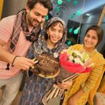Saba Ibrahim Instagram - Alhamdulillah itne saalo ka sapna pura hua.. 🥲❤️ 1 million Instagram family . . Thanku bhai bhabhi ap dono ke wajah se mujhe pehchan mili ❤️ @shoaib2087 @ms.dipika . . Ammi papa ki duaon se zyada se zyada ( din raat ) kaam krne ki, dil se mehnat karne ki himmat mili ❤️🤲🏽 . . Riza rehan ke support se mushkil kaam asaan hua .. ❤️ aur SARA tum b isme shamil ho ❤️ ( missing u today) . . Aur aap sab ( 1 million family ) aap sabke pyar aur sath ke wajah se yeh din dekhne ko mila jiska sapna 6-7 saal pehle dekha tha.. ❤️ . . Main jaisi hu mujhe accept kiya aap sabne.. izzat di , pyar diya , appreciate kiya.. Dil se thanku ❤️ . . Sath rehna humesha ❤️ . . Apki saba ❤️ . . #1millionfamily #sabakeSaathi #sabaibrahim #sabakajahaan #influencer #blogger #lifestyleblogger