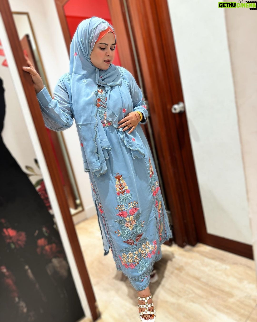 Saba Ibrahim Instagram - Jo gir ke sambhal jata hai.. Wo aksar zindagi ko samajh jata hai.. ❤️🙂 . . Outfit - @swaroop_dressing_collection