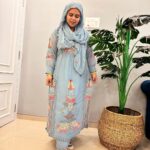Saba Ibrahim Instagram - Jo gir ke sambhal jata hai.. Wo aksar zindagi ko samajh jata hai.. ❤️🙂 . . Outfit - @swaroop_dressing_collection