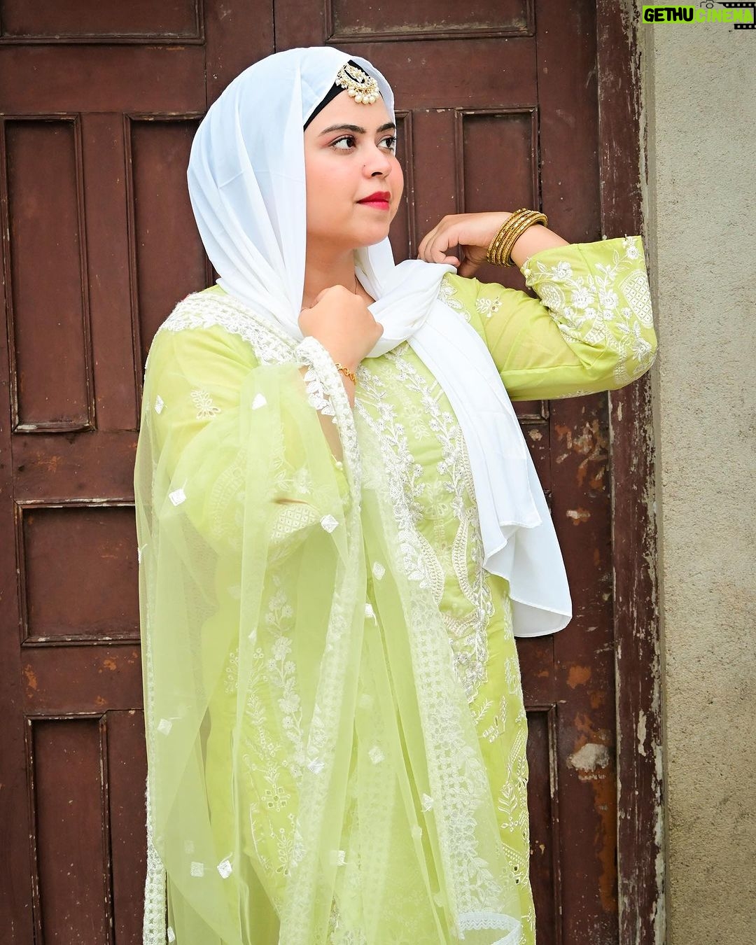 Saba Ibrahim Instagram - Outfit by - @ranafashionindia . . Stitched and unstitched available and CASH ON DELIVERY ALSO . . . #sabaibrahim#alranafashion2#ranafashion#outfitcollaboration