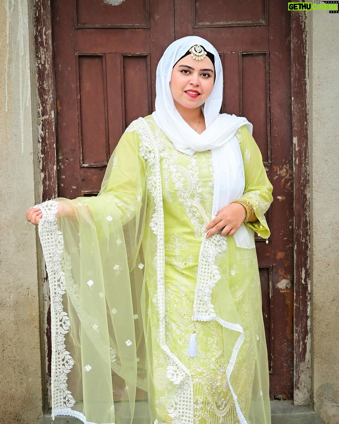Saba Ibrahim Instagram - Outfit by - @ranafashionindia . . Stitched and unstitched available and CASH ON DELIVERY ALSO . . . #sabaibrahim#alranafashion2#ranafashion#outfitcollaboration