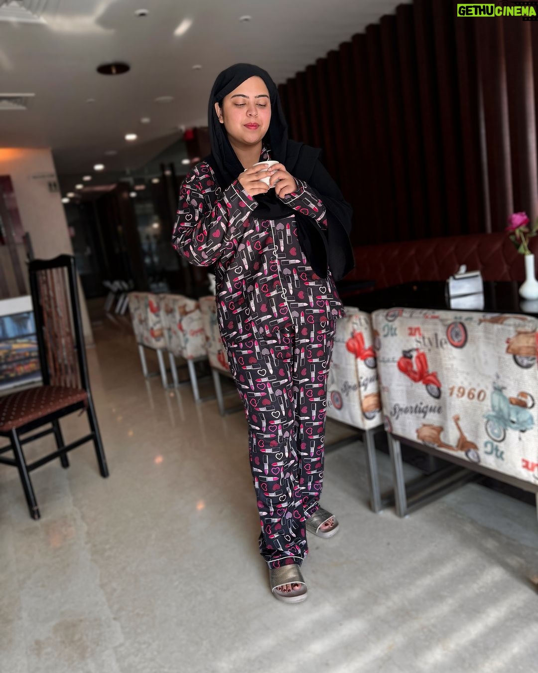 Saba Ibrahim Instagram - Tum apne guroor mein raho.. Main apni chai ke suroor mein mast hu.. šāļø . . night suit from - @bloomandtales (Very comfortable and cute prints ) . . . #sabaibrahim #sabakhalid #delhidiaries Delhi