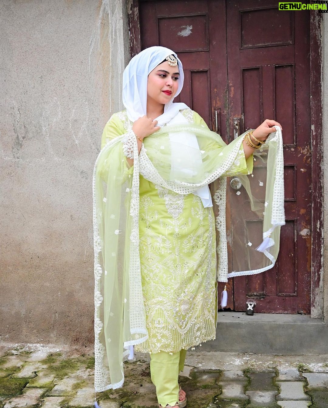 Saba Ibrahim Instagram - Outfit by - @ranafashionindia . . Stitched and unstitched available and CASH ON DELIVERY ALSO . . . #sabaibrahim#alranafashion2#ranafashion#outfitcollaboration