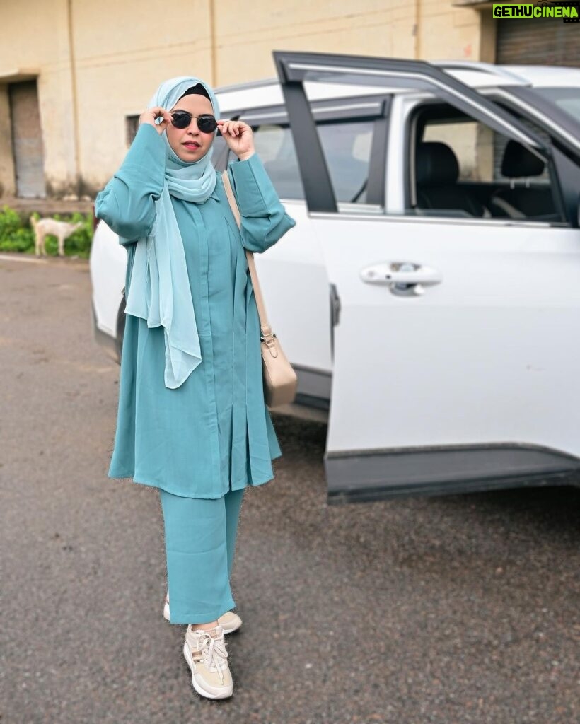 Saba Ibrahim Instagram - Wearing modest co-ord set and hijab from @ana.apparels 🧕🏻 . . Quality and design dono zabardast 👍🏻 . . . #sabaibrahim#sabakajahaan#anaapparels #modestwear#coordset