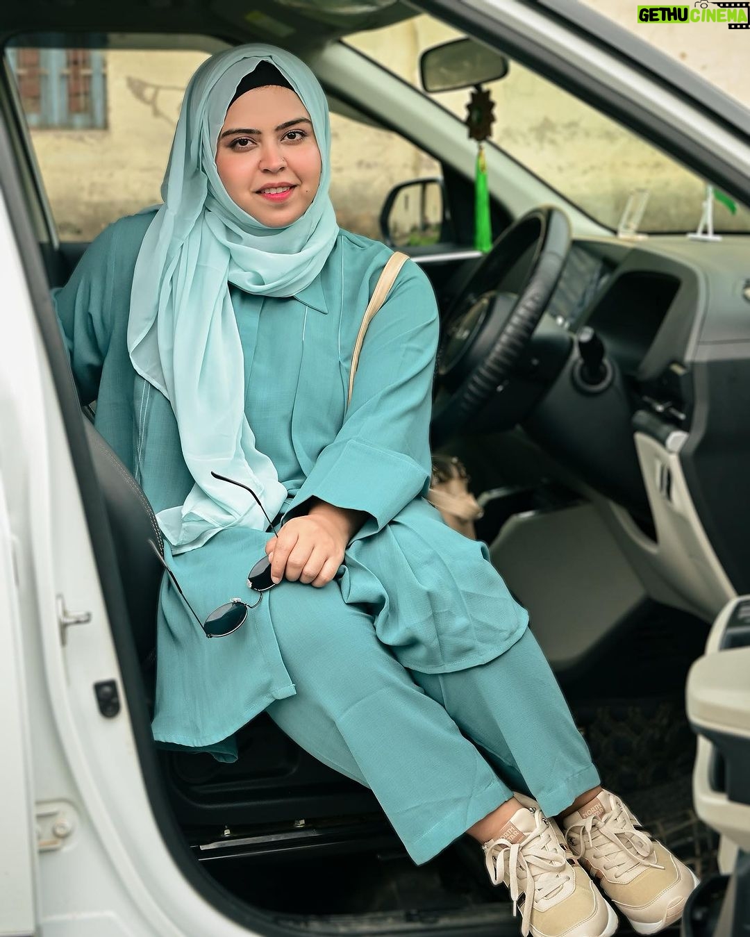 Saba Ibrahim Instagram - Wearing modest co-ord set and hijab from @ana.apparels 🧕🏻 . . Quality and design dono zabardast 👍🏻 . . . #sabaibrahim#sabakajahaan#anaapparels #modestwear#coordset