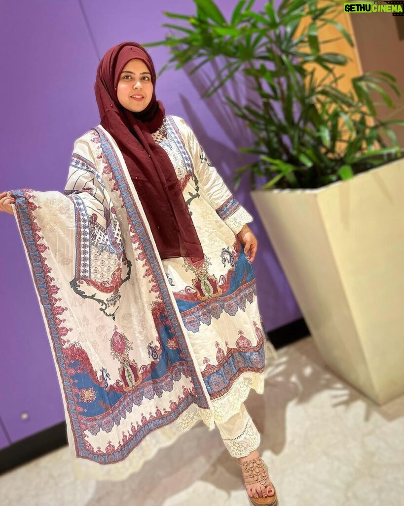 Saba Ibrahim Instagram - Outfit @boutiquecollectionmirza01 . . Which background is better? 1 or 2 ?
