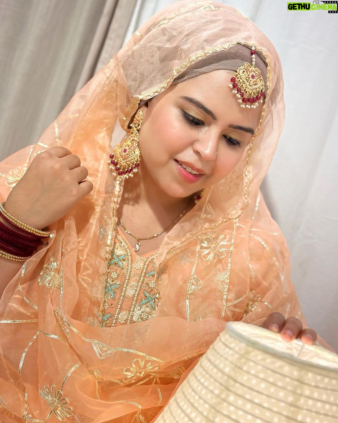 Saba Ibrahim Instagram - Beautiful outfit - @elegant_classy_fashion . . Apko pastel color pasand hai ya Bold? 🍑 . . jewellery - @justjadaujewellery . . . #sabaibrahim#sabakajahaan#outfitcollaboration#ootd#outfitoftheday#jewelry#hyderabadijewellery#lookoftheday#sabakhalid#ootn#partyweardress