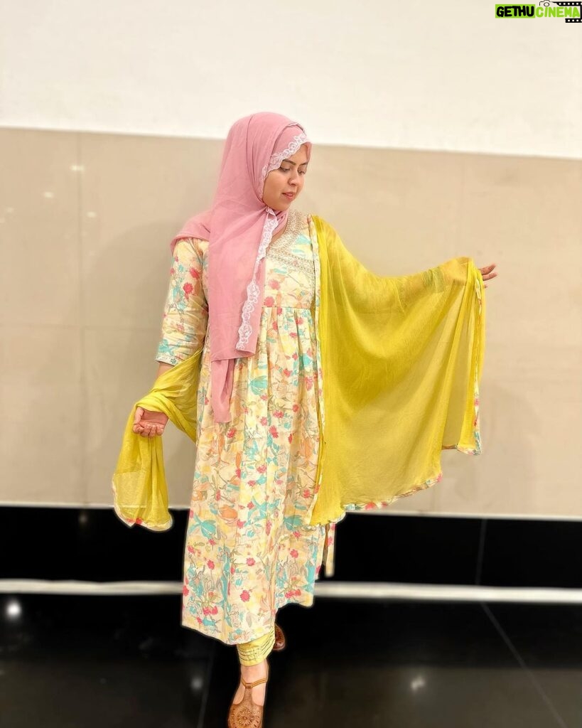 Saba Ibrahim Instagram - 🌸 Outfit - @lawn_suits_by_r_creation . . Hijab - @pardah_themodest . . #sabaibrahim#sabakajahaan #sabakhalid#outfitcollaboration