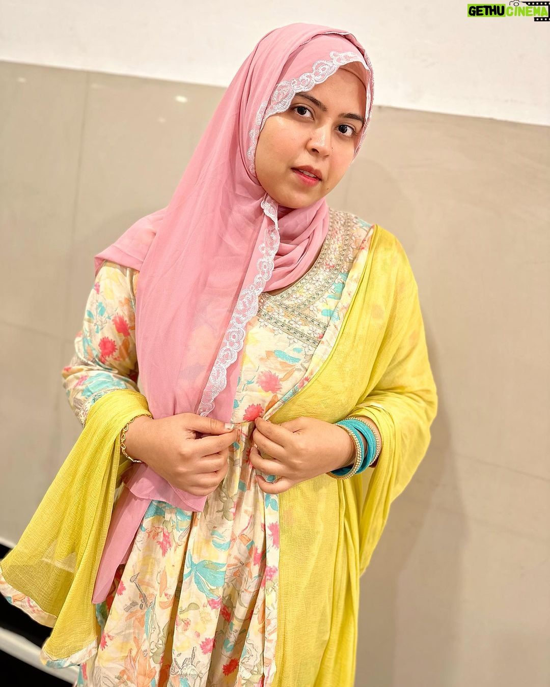 Saba Ibrahim Instagram - 🌸 Outfit - @lawn_suits_by_r_creation . . Hijab - @pardah_themodest . . #sabaibrahim#sabakajahaan #sabakhalid#outfitcollaboration