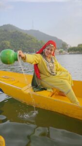 Saba Ibrahim Instagram - Kashmir is love ❤️ . . Full vlog on youtube Channel name - saba ibrahim . . #kashmir #kashmirvisit #dallake #sabakhalid #khalidniaz #kashmirilook #sabakajahaan #sabaibrahim #shikara #houseboat #kashmirtourism