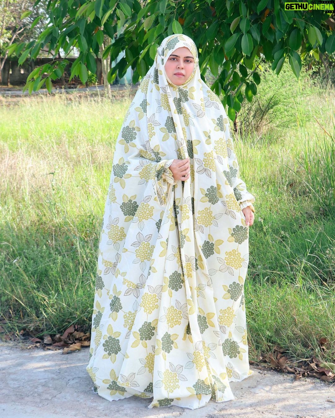 Saba Ibrahim Instagram - Namaz dress from - @ana.apparels π§π» ANA is a one stop shop for all your modestwear needs. Get your Namaz dupattas /Abayas customised with @ana.apparels, according to your size, color and design preference . . . #sabaibrahim#sabakajahaan#ana#anaapparels