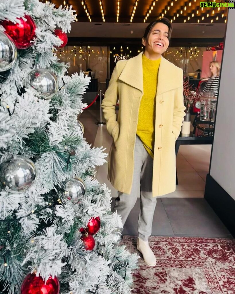 Sai Dhanshika Instagram - Spreading a loud and contagious laughter can fill the room with immense happiness and joy! Thus, I am having the best time celebrating Christmas in London this year and thoroughly enjoying it. #christmaslondon2023 London, United Kingdom