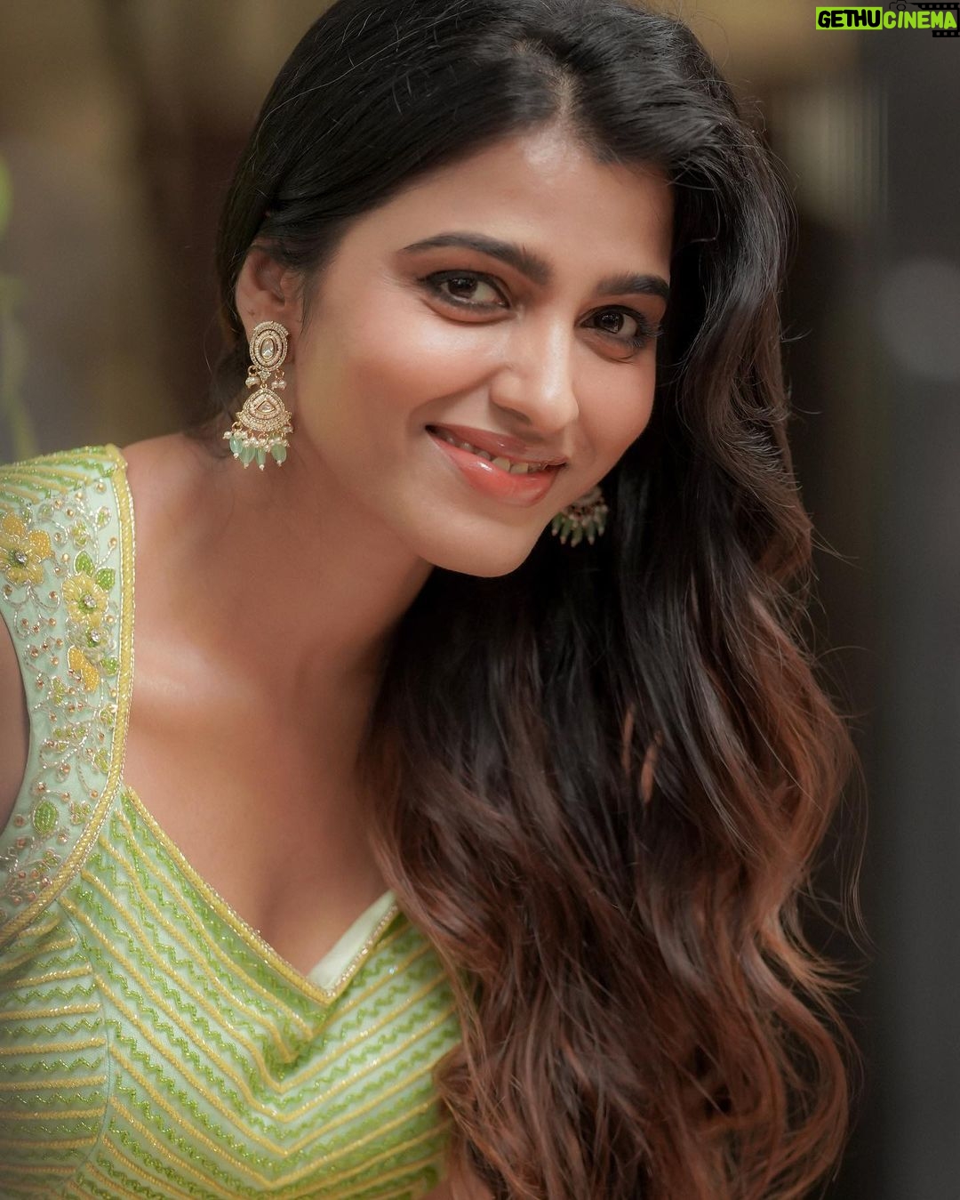 Sai Dhanshika Instagram - மனதின் சந்தோஷம் முகத்தில் தெரிகிறது 😃✨ Photography @camerasenthil ✨ Makeup @kalwon_beauty Hair @venki_hairstylist Outfit @nirali_design_house Jewellery @bronzerbridaljewellery Pro @riazkahmed.pro #allgreeneverything 💚🍀