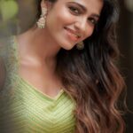 Sai Dhanshika Instagram - மனதின் சந்தோஷம் முகத்தில் தெரிகிறது 😃✨ Photography @camerasenthil ✨ Makeup @kalwon_beauty Hair @venki_hairstylist Outfit @nirali_design_house Jewellery @bronzerbridaljewellery Pro @riazkahmed.pro #allgreeneverything 💚🍀