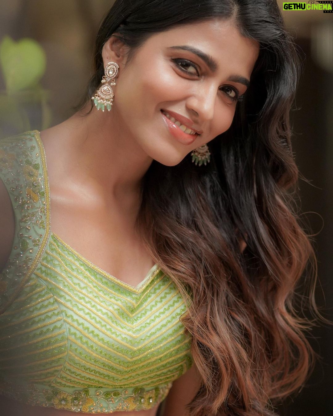 Sai Dhanshika Instagram - மனதின் சந்தோஷம் முகத்தில் தெரிகிறது 😃✨ Photography @camerasenthil ✨ Makeup @kalwon_beauty Hair @venki_hairstylist Outfit @nirali_design_house Jewellery @bronzerbridaljewellery Pro @riazkahmed.pro #allgreeneverything 💚🍀