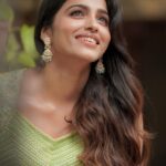 Sai Dhanshika Instagram - மனதின் சந்தோஷம் முகத்தில் தெரிகிறது 😃✨ Photography @camerasenthil ✨ Makeup @kalwon_beauty Hair @venki_hairstylist Outfit @nirali_design_house Jewellery @bronzerbridaljewellery Pro @riazkahmed.pro #allgreeneverything 💚🍀