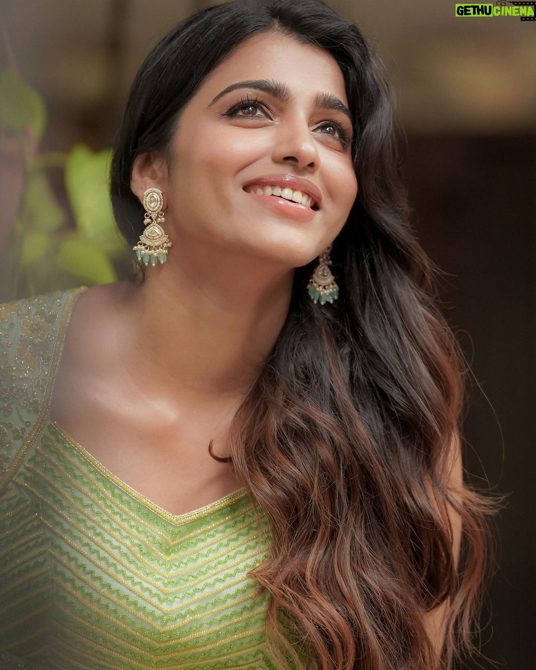 Sai Dhanshika Instagram - மனதின் சந்தோஷம் முகத்தில் தெரிகிறது 😃✨ Photography @camerasenthil ✨ Makeup @kalwon_beauty Hair @venki_hairstylist Outfit @nirali_design_house Jewellery @bronzerbridaljewellery Pro @riazkahmed.pro #allgreeneverything 💚🍀