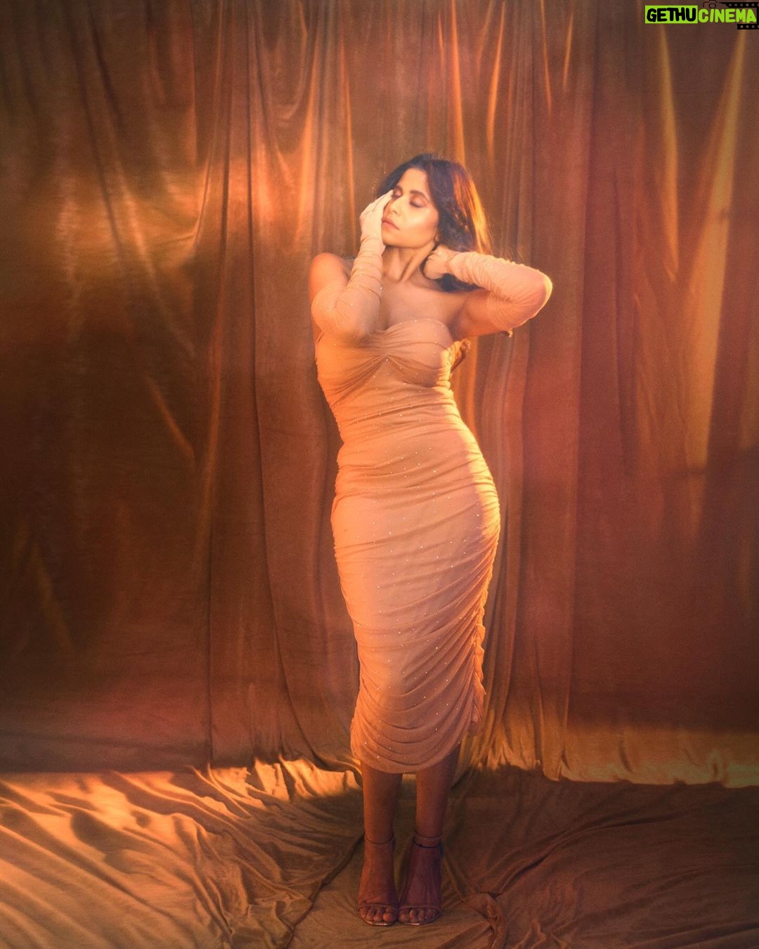 Sai Tamhankar Instagram - Glam Only. @hellogorgeousbyjazzkaur @nehachaudhary_ @digambar103 @jayshree2783 @tejasnerurkarr @azim_shaikh1989 @vishal.patil36 #saitamhankar #galmnoon #onlyglam #feelingsexy #morecomingup